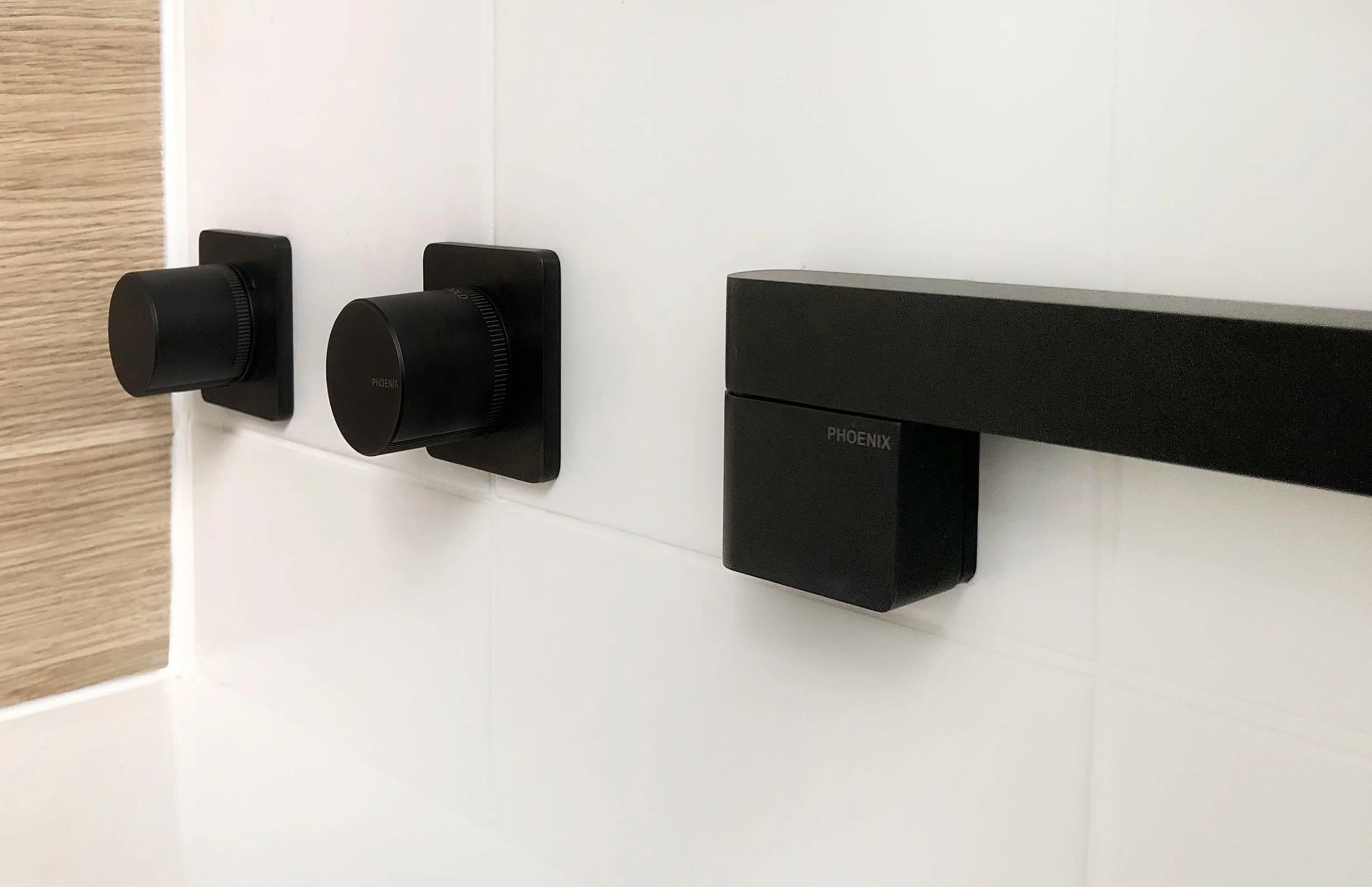 Phoenix Designer Swivel Bath Outlet 230mm Square - Matte Black - Image 6