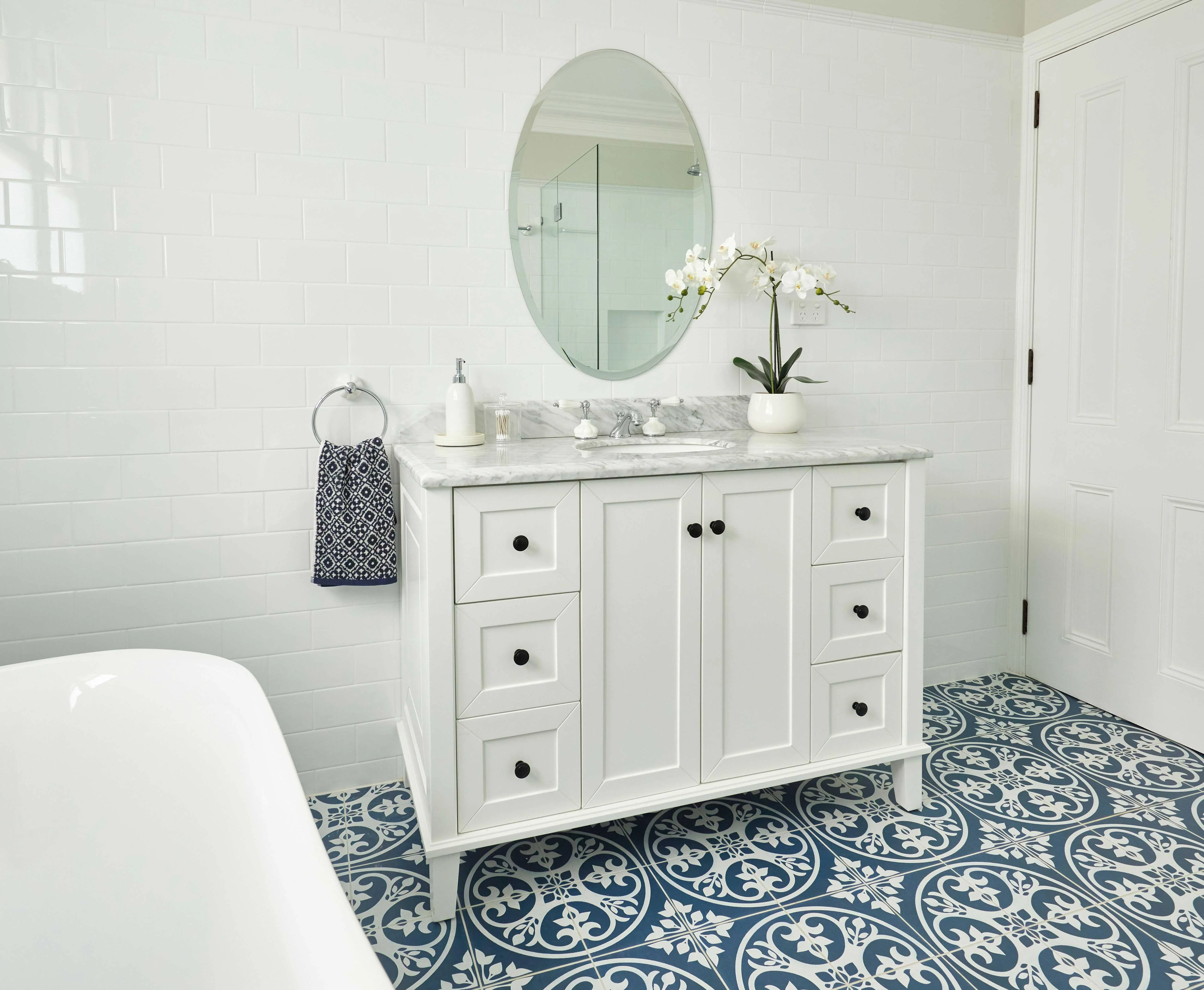 T&H Coventry 120 X 55 Sgl Bowl Satin White Vanity Real Marble Top & U/C Basin - Image 8
